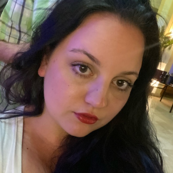 Meet your Posher, Madison - Picture 2 of 3